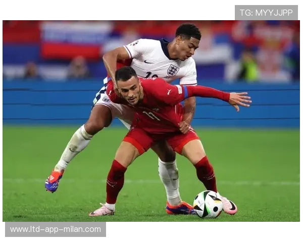 贝林厄姆脚尖轻推形成绝妙一传，英格兰瞬间打穿密集区——战术美学与默契的爆发