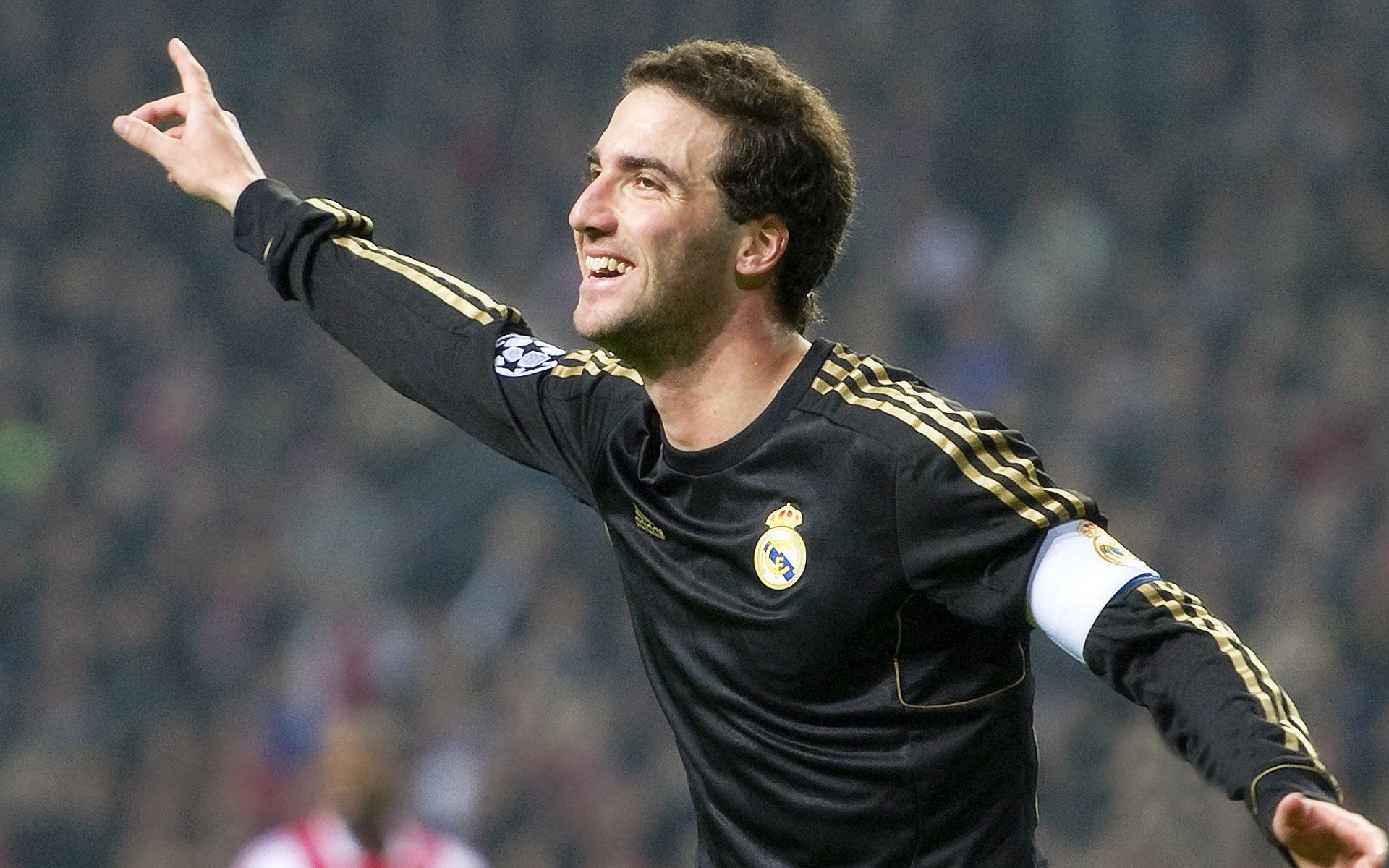 “马科斯·莫奇：阿根廷美洲狮队的后防新星，未来潜力无限”